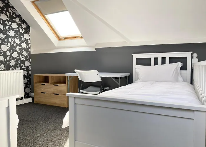 Spacious Five-Bedroom House Close To York Centre - Orchid House